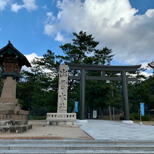 出雲大社
この日は朝から雪が降っていたけど、出雲大社に着いたら晴れた。
参拝を済ませて、出雲市駅へ移動したら、雪が降ってきた。
要するにラッキーだったということです(^^)
