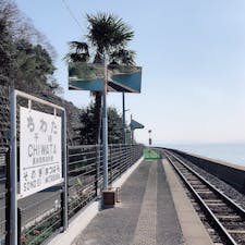 .
改札がなくて 引き戸を開ければ待合室には食堂があって 線路の向こうには海があって
最高な駅でした🌴