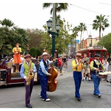 アナハイム(カリフォルニア)

ディズニー・カリフォルニア・アドベンチャー・パーク(Disney California Adventure Park)の、ブエナ・ビスタ・ストリート(Buena Vista Street)にて。

1920年代のロサンゼルスを再現した街並みで、パークの玄関口に当たる。

ボーカリストの女性ダイムと、シカゴから到着したばかりのクインテット(Five & Dime)が歌って踊る、20分ほどの素敵なショー。

アイ・ガット・リズム(I Got Rhythm)などに代表される、1920〜1930年代のジャズが数珠つなぎに演奏される。軽快なテンポに、周囲のお客さんたちも惹き込まれてスウィング。

ボーカリストの女性の後ろに僅かに見える像が、パークのアイコンになっているフォト・スポット、ストーリーテラー像(Storytellers Statue)。

1923年にカンザス・シティからロサンゼルスに来た当時の、若かりし頃のウォルト・ディズニーとミッキーの姿。

#buenavistastreet #californiaadventure #anaheim #waltdisney #fiveanddime