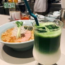 
﻿
横浜駅周辺でランチしようと思い、インスタで検索していた時にラーメン・パフェ・抹茶ラテがいただけるお店を偶然見つけて😳！？となり、すぐに向かったお店、Nood e🍜﻿
﻿
NEWoMan横浜の8階にあるこちらで本枯節とアサリ出汁の塩ラーメンと抹茶ラテを注文！﻿
※ラーメンの感想もつらつらと載せたいところだけど、あくまで抹茶アカウントなので割愛します（笑）﻿
﻿
﻿
ここの抹茶ラテはしっかりお抹茶をたてたものにミルクときび砂糖のシロップが入って出来たもの💡﻿
店員さんに聞いたところ、きび砂糖のシロップはなんとお店で手作りしているらしくてびっくり！😳﻿
飲んだ瞬間に黒糖っぽい甘味と抹茶の苦味が広がってきて美味しい！☺️﻿
抹茶には甘味がないのできび砂糖やミルクとのバランスが良いし、よく混ぜて飲むと抹茶の苦味をしっかり感じられて◎﻿
ラーメンに抹茶ラテってどうなのかなーった思ってたけど、抹茶で口の中がスッキリしたので、個人的にはありだった！😂﻿
﻿
こんなお店は初めてなので、ラーメンも抹茶も両方好きな人は必ず食べに行って欲しい！（笑）﻿
﻿
﻿

﻿
#cafe #tearoom ﻿
#yokohama #kanagawa #japan﻿
#newman #newmanyokohama﻿
#matchalatte #matcha #latte ﻿
#noodle #noode #nood_e﻿
#横浜 #神奈川 #日本﻿
#ニューマン #ニューマン横浜﻿
#ヌード #ラーメン #塩ラーメン﻿
#本枯節とアサリ出汁の塩ラーメン﻿
#横浜カフェ #抹茶好き﻿
#抹茶スイーツ #抹茶控 ﻿
#カフェ巡り  #抹茶情報﻿
#ijustlovegreentea﻿