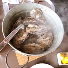 室津　津田宇水産
焼きカキ
20分焼いてから頂きます🍋
バケツの中に20個入ってて
¥2,200です。