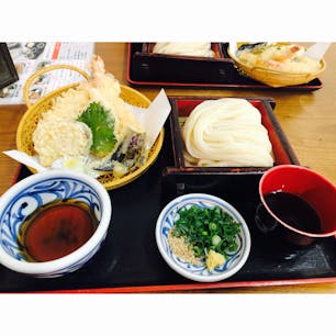 香川県観音寺市にある
本格手打ちうどん　うまじ家
天ざる(冷)中盛り930円
美味い！
やっぱりコシが違いますね〜^ ^
店員さんがいいキャラ