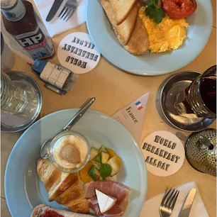 .
WORLD BREAKFAST ALL DAY
世界の朝ごはんが食べられるｶﾌｪ
.
店舗によってﾒﾆｭｰが違うらしいです
この日はﾌﾗﾝｽとｲｷﾞﾘｽの朝ごはん🇫🇷🇬🇧

#東京カフェ