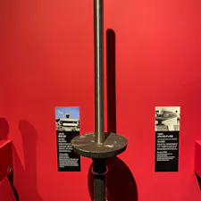 1964年オリンピック東京大会の
聖火トーチ
歴代のトーチに比べてシンプル過ぎるのがチョット残念。