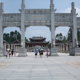 重慶市大足　宝頂山石刻の入口　とても広大な敷地でトレインに乗って遺跡まで行く
これもグーグルマップ表示がひどい間違い
百度地図では大足市街地から北東にかなり離れた宝頂山景区となる