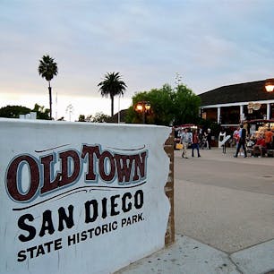 サンディエゴ(カリフォルニア)

サンディエゴ発祥の地として知られる、オールドタウン(Old Town)。30キロほど南に行けば、メキシコとの国境。

1774年にやって来たスペインからの開拓者を始め、ヨーロッパからの入植者たちが集落を作ってカリフォルニアで最初に定住した街。

アメリカとメキシコの文化が融合しながら栄えた、1800年代の街並みが再現された歴史公園になっていて、お土産物屋さん、レストラン、カフェ、博物館や資料館などが並ぶ。

#sandiego #california #oldtown