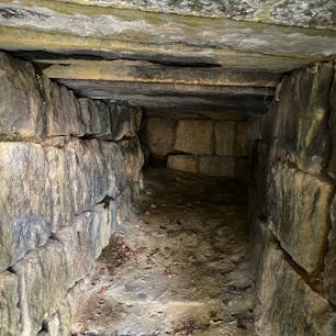 真田の抜け穴(三光神社)

真田幸村が大阪城からの抜け穴（地下道）此の広さでは、武将が鎧を纏い刀・槍等を持ち此の抜け穴を這いつくばり、通過する事は困難ですね。

#サント船長の写真　#大阪