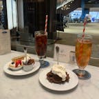 .
Bouvette
ｽﾌﾟｰﾝが突き刺さったまさかのﾋﾞｼﾞｭｱﾙで登場するﾁｮｺﾚｰﾄﾑｰｽ🍫
.
濃厚で重たいのかな、、と思ったけど そこまでしつこくもなく！生ｸﾘｰﾑが甘さ控えめで ちょうどよかった

#東京カフェ #日比谷カフェ