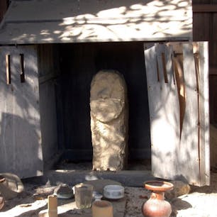 人面石
京都右京区広沢の池南　堀川高校グランドの隅っこに有りますが、普段は入れません、私は何度も足を運んで生徒が練習中に入れました、
当時は私は若く、仕事が有りましたので中々チャンスは無く何年も掛かりました。

京都には沢山の石仏は有りますが、多分人面石は此処だけと思います。

#サント船長の写真　#京都　#石像　#奇石