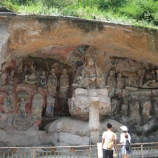 大足石刻といえば大きな釈迦涅槃像が一番有名でこの右横にあるのだが、運悪く修復中で網がかかっていて見られなかった。残念！もう終わったかな