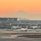 羽田空港の夕景 富士山もいい感じ