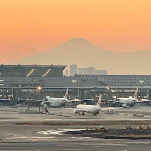 羽田空港の夕景 富士山もいい感じ