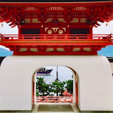 山口県下関市
赤間神宮
水天門の間から関門海峡を行き交う船が見えます。