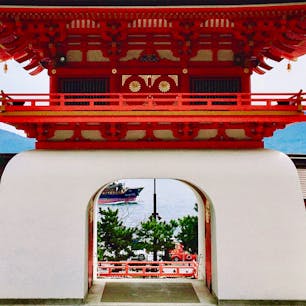 山口県下関市
赤間神宮
水天門の間から関門海峡を行き交う船が見えます。