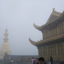 峨眉山金頂　霧の中のお寺と普賢像