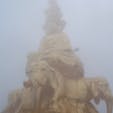 峨眉山金頂にある大きな金の普賢菩薩像　濃霧の中なのです