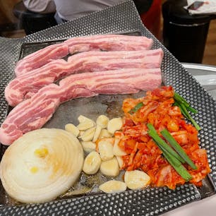 韓国食堂　チャン🐷🥘

豊洲駅から少し歩いた所にある
韓国料理屋さん。

味付けはちゃんと辛めで食欲そそります🤤

メニューも豊富でどれを食べるか迷う…