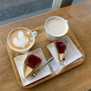 .
peace coffee
ﾁｰｽﾞｹｰｷにたっぷりﾌﾞﾙｰﾍﾞﾘｰｼﾞｬﾑをかけてくれた🫐
ﾗﾃｱｰﾄも可愛かった☕️

#千葉カフェ #茂原カフェ