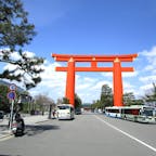 京都平安神宮大鳥居

周りに何も無いので、見た目は大きな鳥居ですが、⛩日本は広いです、日本の鳥居ランキングの上位5番にも入らないです。
日本鳥居ベスト10位のギリギリの9位です😰
ほんなら一番は、何処や！
第１位：熊野本宮大社高さ：３３．９メートルで平安神宮の鳥居は23.2メートルです、10メートル以上も低いです。

左手に有るバイクは俺等の愛車です。此のバイクで、今季の三春滝桜を視察に行きました🤗

#サント船長の写真　#京都　#鳥居