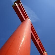 京都平安神宮大鳥居
平安神宮大鳥居は、京都府京都市左京区の平安神宮の応天門から約300メートル南の神宮道に所在する、高さ24m、幅18mの大鳥居です。

大鳥居ですが平安神宮は日本では何番目かな？
一番かなぁ？

実は五本の指にも入らないですね。
一番は熊野本宮大社で、33.9mですね、
平安神宮は九番目ですよ、
世の中は広いですね。

#サント船長の写真　#京都　#鳥居