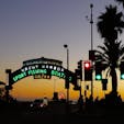 サンタモニカ(カリフォルニア)

サンタモニカ・ピア(Santa Monica Pier)のゲート。

ブックストアや雑貨店、カフェを巡ったり、街歩きも楽しいサンタモニカ。ダウンタウンを抜けて海辺に向かう、コロラド・アベニューにて。

遠くに小さく、パシフィック・パークのライトアップされた観覧車(Solar Ferris Wheel)が映る。

太陽光発電で動くこの観覧車は、シーズンやイベントごとに装いを変え遠くからもよく目に入るけれど、唯一アース・アワー(Earth Hour)には1時間灯りが消えるそう。

毎年3月最終土曜日の夜8時半〜9時半にかけて行う、地球環境を守りたいと言う意思表示の消灯運動。日本からは、東京タワーや東京スカイツリー、みなとみらいのコスモ・クロック21他。

2007年にシドニーから始まったムーブメントで、年々規模が拡大。南太平洋のサモアから始まりクック諸島で消灯リレーが終わった2020年は、過去最高の190ヶ国7,000都市以上が参加。

同時刻に家の大きな灯りを消して賛同した家庭も少なくなかったようで、光が戻った時に改めてそのありがたみを感じる。

#santamonicapier #california #earthhour #sunset #地球とつながろう