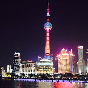 黄浦江から見た東方明珠タワー　20年前はこれが一番高いタワーだったのに