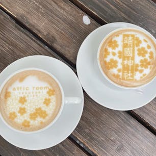 attic room yasukuni gaien🌸☕️

靖国神社内にあるカフェ。
このカフェラテのデザインが
可愛すぎる😭♡
テラス席で桜を見ながらランチが出来て
春満喫できた〜！！