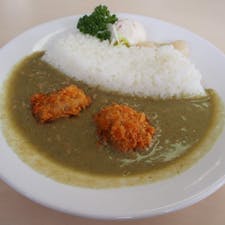 ダムといえばおなじみのダムカレー。黒部ダムバージョンは緑色のルーが特徴で、黒部ダム湖の湖面の色を再現してるそうです。ほうれん草ペーストで色を付けてるだけかと思いきやカレー自体もタイカレーで、味もなかなかおいしい🍛
#黒部ダム #立山黒部アルペンルート