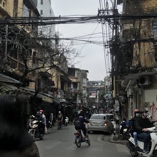 ハノイ 旧市街地
中心部から少し離れると
また違った雰囲気の街並みが楽しめます。ホラー映画の舞台にもなれそう。