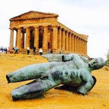 シチリア島アグリジェンド　コンコルディア神殿:横たわっているのは、アートとして最近作られた物って話。
