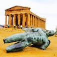 シチリア島アグリジェンド　コンコルディア神殿:横たわっているのは、アートとして最近作られた物って話。