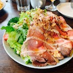軽井沢のベーカリー沢村
ローストビーフサラダは、圧巻のボリューム。
観光客？で大盛況でした。