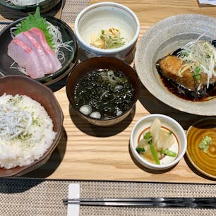 ごはんや 輔(たすく)
今日のランチは、
煮付けと湯葉の定食、刺身はかんぱち。
最寄駅は柏の葉キャンパス駅。
今度の夜の部に行きたい！