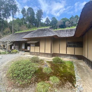 西山荘

「水戸黄門」で知られる，水戸藩二代目藩主・徳川光圀公が藩主の座を退いた後，元禄4（1691）年から元禄13（1700）年に没するまでの晩年を過ごした隠居所。
光圀公はここで『大日本史』の編さんの監修に当たりました。入口には光圀が紀州から取り寄せ，移植した熊野杉が天を覆っています。建物は茅葺き平屋建て，内部は粗壁のままで，どの部屋にも装飾はなく，書斎も丸窓だけの三畳間と質素な佇まです。
なお，現在の建物は，文政2（1819）年に再建されたものです。

#サント船長の写真　#西山荘