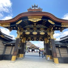 二条城の唐門

唐門 二の丸御殿の正門にあたり、切妻造、桧皮葺の四脚門でその屋根の前後に唐破風が付きます。 門には長寿を意味する「松竹梅に鶴」や、聖域を守護する「唐獅子」など、豪華絢爛な極彩色の彫刻を飾ります。

唐門に見える菊の御紋、此の下には三ツ葉葵が有りました、二の丸御殿にはまだ三ツ葉葵が沢山残って居ますよ。

尚此の唐門は京都三大唐門 には含まれて居ません。

+京都三大唐門 は西本願寺・豊国神社・大徳寺に有る唐門です。



#サント船長の写真　#京都　#唐門　#世界遺産