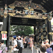 西本願寺の唐門(京都三唐門)
本願寺（西本願寺）の南側、北小路の唐門は書院（対面所）の門（国宝）。

旧御影堂門を移築したもので、聚楽第とか伏見城の遺構だというが定かではない。

黒塗りに極彩色の四脚門で、牡丹に唐獅子、竹に虎、麒麟に孔雀などの彫刻が施され、その豪華で精巧な様を眺めていたら、時間が経つのも忘れてしまうことから、別名「日暮らし門」と呼ばれている。

現在修復中で2022年4月かな？修復が終わり公開が待たれます。コレは解体前の唐門

#サント船長の写真　#京都　#唐門　#京都三大唐門　#解体修復前