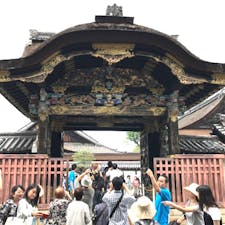西本願寺の唐門(京都三唐門)
唐門は、京都市下京区にある西本願寺という仏教寺院にある、精巧な彫刻ときらびやかな飾り金具をめぐらした門です。中国故児や麒麟の彫刻、孔雀や虎、豹、鶴など細部に渡り素晴らしい極彩色彫刻がなされており、国宝にも指定されています。建築細部の彫刻を見ていると、日が暮れるのも忘れるという意味から、「日暮門」とも呼ばれています。

解体前の唐門

#サント船長の写真　#京都　#唐門　#京都三大唐門 #世界遺産　#解体修復前
