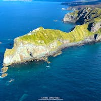 北海道西部に位置する積丹（しゃこたん）半島は、海岸線が織りなす風光明媚な景観が美しく、アイヌの伝説が息づく秘境として人気があります。北海道唯一の海中公園にも指定されており、透明度の高いコバルトブルーの海は「積丹ブルー」と呼ばれ広く知られています。#北海道 #積丹 #神威岬