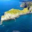 北海道西部に位置する積丹（しゃこたん）半島は、海岸線が織りなす風光明媚な景観が美しく、アイヌの伝説が息づく秘境として人気があります。北海道唯一の海中公園にも指定されており、透明度の高いコバルトブルーの海は「積丹ブルー」と呼ばれ広く知られています。#北海道 #積丹 #神威岬
