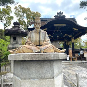 豊国神社国宝唐門(京都三唐門)
この豪華な唐門は元は秀吉が作った伏見城にあったもので、左右が約六メートル、高さが十メートル半の大きさです。

#サント船長の写真　#唐門　#京都　#京都三大唐門　#銅像　#石像