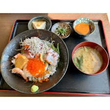 つやざき漁港食堂　空と海
海鮮丼
漁港直送の魚を堪能できる。
いやぁ、美味しかった！
満足(^^)
