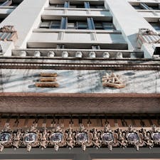 🌏東京都中央区
📍三越本店
📆2021年4月

レトロな建物にギラギラの装飾🤔