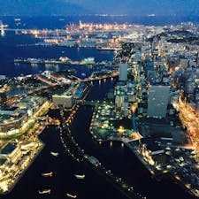 横浜:ランドマークタワーの上から見た夜景。