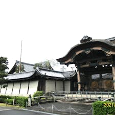 東本願寺菊の門

　東本願寺は、幕末の蛤御門の変（1864年）で伽藍を焼かれ、明治維新後、再建に着手します。東面して並ぶ御影堂と阿弥陀堂は、近代の巨大木造建築の代表格です。敷地の北東に開かれた菊の門は、明治44年（1911）に造営されました。

#サント船長の写真 #京都　#門巡り