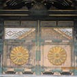 東本願寺の勅使門
　東本願寺菊の門
　蛤御門の変の火災から東本願寺は復興事業で数多くの堂を再建したのですが、その中に菊の門も含まれていました。

#サント船長の写真 #京都　#門巡り