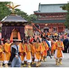 平安神宮應天門
令和元年の時代祭りで應天門から孝明天皇・桓武天皇の御霊は京都御所の建礼門に向かいます。裃の方の右が私メで御座る。
残念ながら令和ニ年・三年はコロナ禍で中止でした。

此の話は余談ですが、天皇の御霊の鳳輦は誰もが触れません、平安神宮から宣状と言うお墨付きが交付された籠丁が触れる事が出来ます、ですから一般の方々は鳳輦に触れる事は出来ません。
籠丁とは御霊を担ぐ者達です、簡単に言えば籠かきですが、
雲助では有りません😰格式が高い籠かきです。
此の役目を仰せ付かると、引退する迄籠丁です。
時代祭とは、此の鳳輦が町に出るお祭りです。

#サント船長の写真 #京都　#門巡り