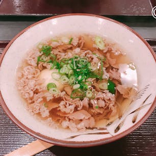 なんばグランド花月　千とせ
肉吸い　肉うどんのうどん無しです
少し甘めなお肉が入ってサラッと食べれます
