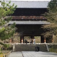 南禅寺　三門
京都三大門です、三門は知恩院・東福寺・南禅寺ですが、東本願寺の山門と言う説も有ります。

南禅寺にある江戸時代建築の重要文化財建造物。寛永5年（1628）、藤堂高虎が大坂夏の陣で戦死した家臣の菩提を弔うため寄進したと伝えられる。下層を天下龍門といい、上層を五鳳楼という。

#サント船長の写真 #京都　#門巡り　#南禅寺  #日本の神社仏閣