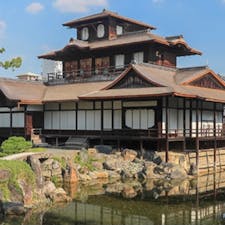 飛雲閣
西本願寺に有る飛雲閣は
金閣、銀閣と共に「京の三名閣」の一つに数えられる国宝建造物。境内地東南に位置する「滴翠園」の中に建てられ柿葺の三層からなる楼閣建築で、前面が滄浪池に面し、舟で出入りするように造られている。金閣・銀閣が左右対称であるのに比べ、建物全体が非対称に造られており、不規則な中にも巧みに調和が保たれている。見る位置によって変化する多彩な姿を楽しませてくれる。
飛雲閣は西本願寺の中に有り、世界遺産です。

#サント船長の写真　#京都   #三大閣　#世界遺産　#全国神社仏閣巡り