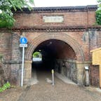 ねじりまんぽ

ねじりまんぽは、蹴上インクラインの下を通り、南禅寺に向かう歩行者用トンネルです。渦を巻くような形で螺旋状にれんがが積まれているのは、上部のインクラインを行き交う船を乗せた台車の重さに耐えられるようにするためだと言われています。

#サント船長の写真　#京都      #インクライ　#サントの歴史的遺産